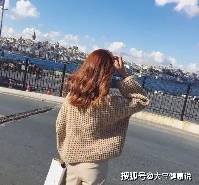 搞笑段子昨天逛街,正要过马路,老公突然把我拉住