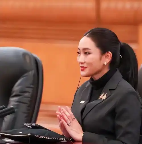 帮了中国的美女总理,遭反对派弹劾当天,解放军送去一份贵重大礼