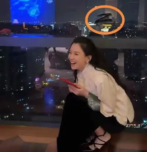 汪峰带新女友森林北参加家庭聚会,两人互动超甜女方戴着迪奥包