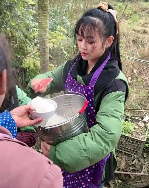 贵州一户人家办丧事,一桌八个人只有五个菜,网友能吃饱吗