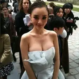 不要羡慕明星穿衣有多美她们也有丑的时候