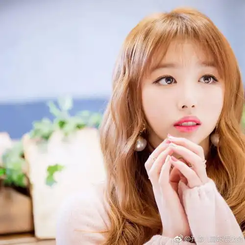 悄咪咪为蜜蜂少女队孔雪儿占个角落
