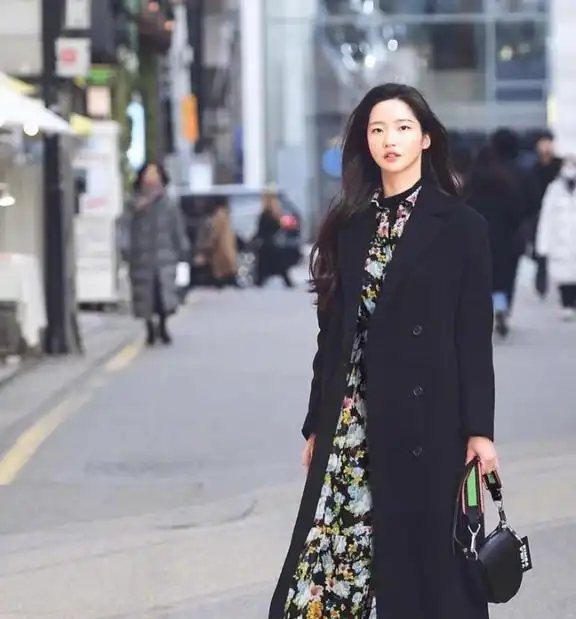 韩国女生好会穿看她们上演的黑色穿搭美极了,这才值得借鉴