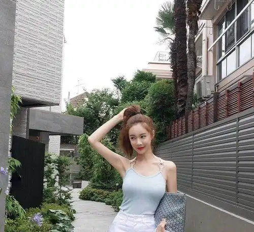 拥有一双长腿的小姐姐,笑容甜美迷人