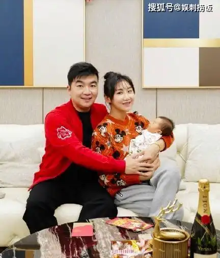 何雯娜首晒女儿正面照,宝宝眯眼咧嘴甜笑,好萌好可爱