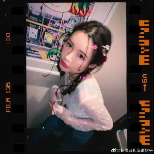 陈赫娇妻张子萱晒美照,风格突变成嘻哈少女,透视内搭小心机满满