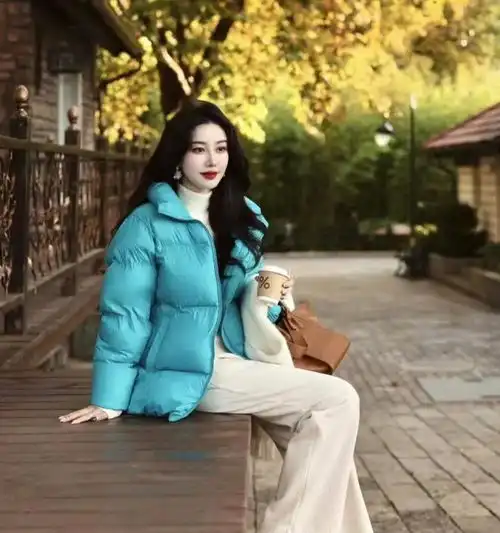 水蓝色搭配这5种颜色,中年女性穿显白又减龄