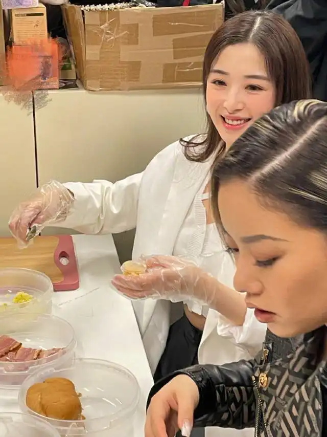 张含韵李纯王菊合体营业,三位姐姐生图耐打,32岁张含韵仍像少女
