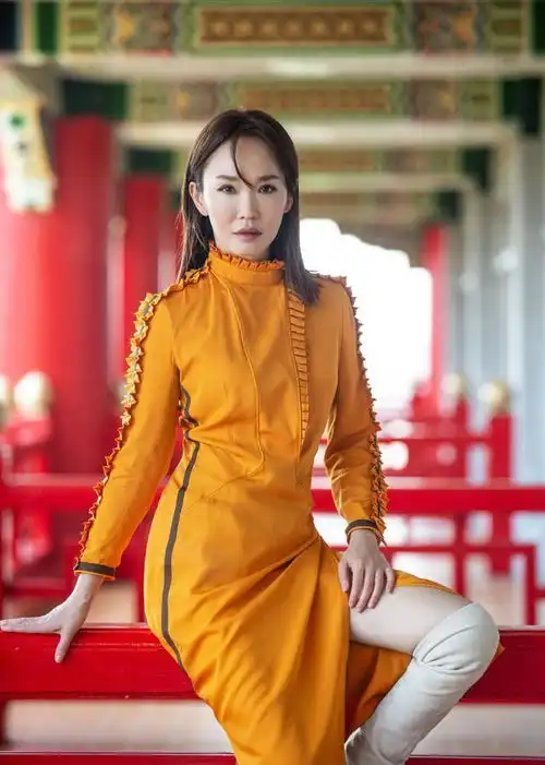 新加坡女神范文芳气质不俗,穿土黄色长裙高级惊艳,美得独特
