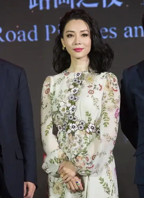 陈数真就逆生长,虽老但仍能掌控甜甜的碎花裙,肌肤状态太惊艳