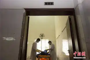 高清年轻的遗体化妆师