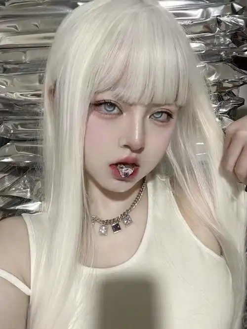 精灵系神秘白发美少女爆红全网,秀黑发日常照秒变高中妹