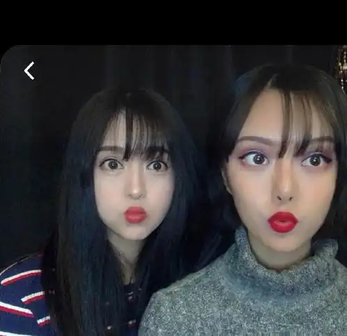 45岁妈妈和24岁女儿合照似姐妹,网友早怀孕的优势有了