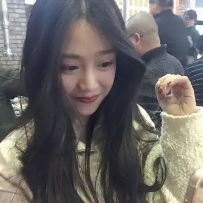 走在街上的女生头像