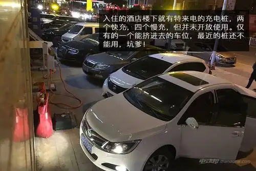四男两女与2017款比亚迪纯电双雄游草原天路
