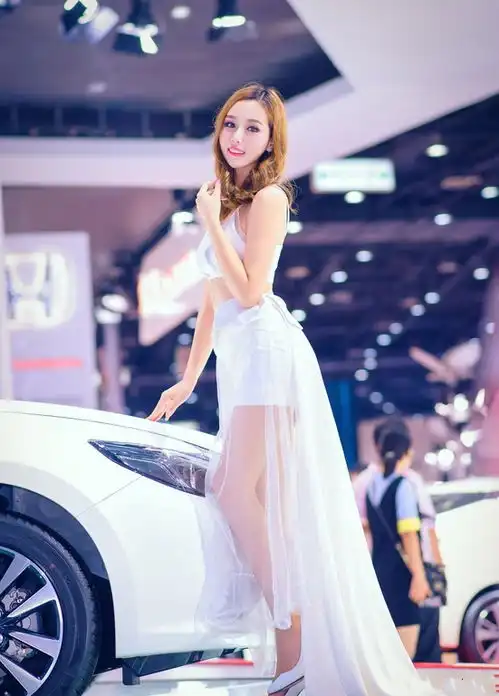 明艳娇俏的美女车模,白色纱裙自带满满仙气,笑容甜美引全场瞩目