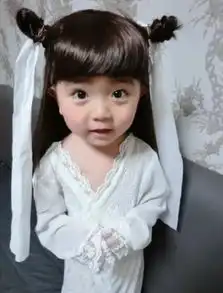 萌娃遭潮妈玩坏变身小龙女露香肩