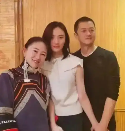 李亚鹏评价窦靖童大女儿哪都好就学习不行,除英语其他都不及格
