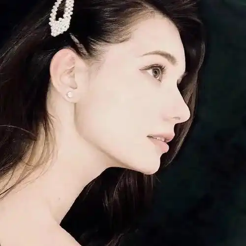 四国混血美女,撞脸奥黛丽赫本,是浙江大学公认的校花