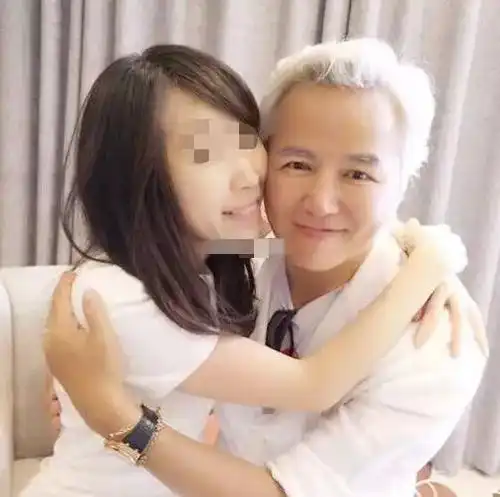 台湾第一小生再出轨无视妻子和事业妹妹秀恩爱