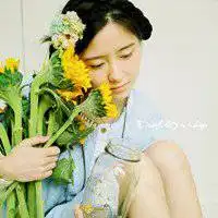 女生手里拿花头像微信头像图片大全