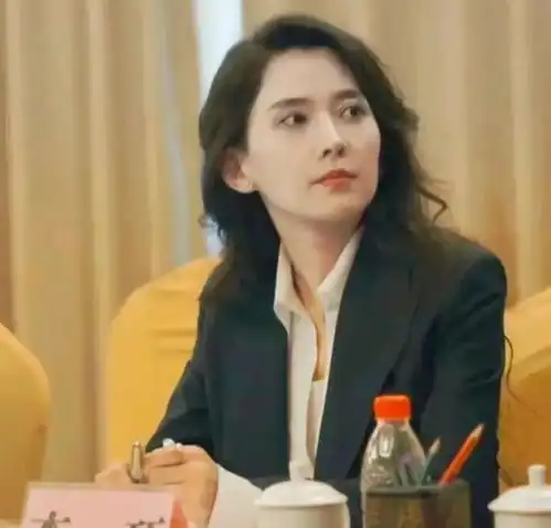 炸裂曝52岁汪峰新恋情,女友小19岁竟是网红森林北,身材很火辣
