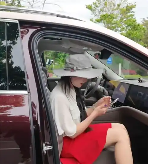 无人驾驶真要来了美女坐副驾体验新问界m9能送也能接