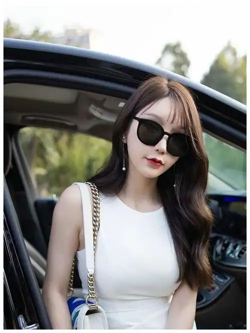 街拍连衣裙可以很好地的修饰身材,又能穿出时尚美感