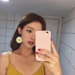 时尚手机控可爱萌女生头像2018精选一件件事看透的都是人心