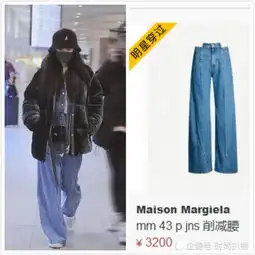 杨幂现身机场全程被身后女孩抢镜,戴上口罩不比杨幂差