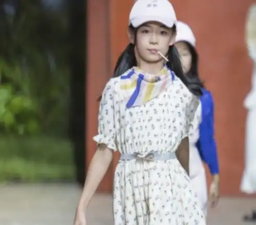 佟大为大女儿火了,12岁腿长超妈妈关悦,颜值堪比王祖贤
