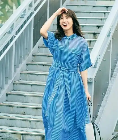 建议中年女人鞋不带跟裙不上膝头发不过肩,美得优雅又知性