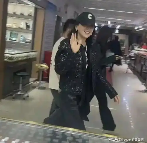 汪峰女友森林北近照曝光,穿皮裤外出被偶遇,身材高挑颜值高
