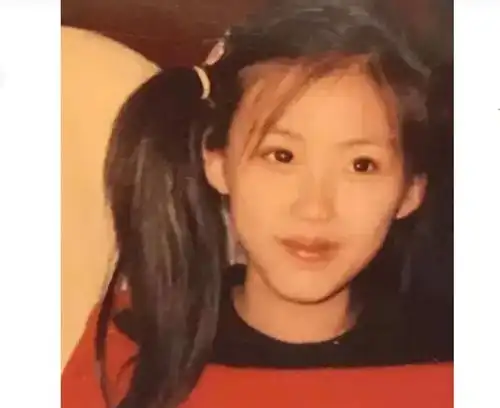 1990年上海,一个9岁清纯小姑娘的照片,长大后成了三流小演员