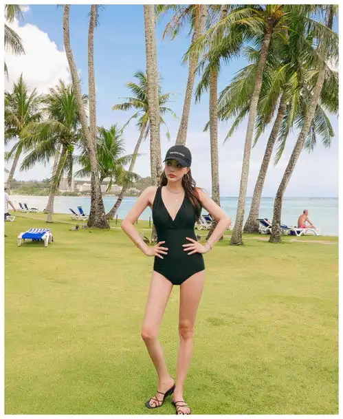 美图身材高挑气质优雅的女生泳装写真集