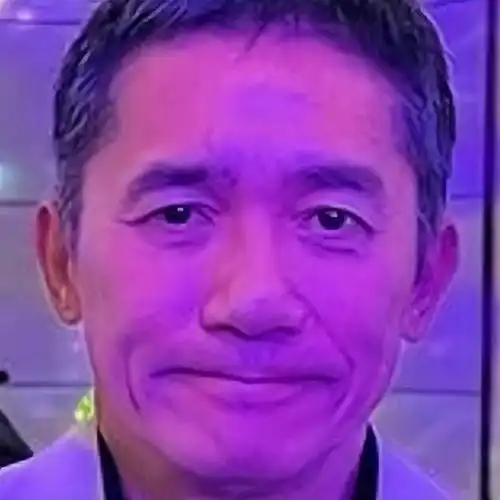 梁朝伟惊现重度社恐症状与男团合影畏畏缩缩,紧握双手青筋暴起