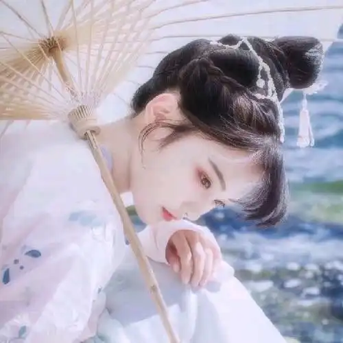 古风真人女生头像黄昏乍拆秋千,空锁满屏花雨