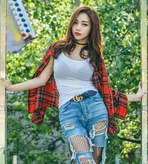 苗条高挑的紧身牛仔裤美女,展现女神气质之美