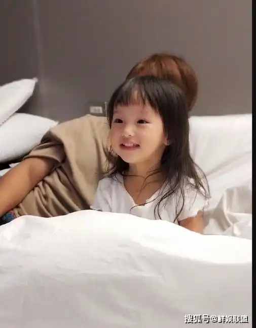 欧弟晒女儿jojo弹吉他照片,自豪称赞是魅力女孩,眼神到位酷劲十足