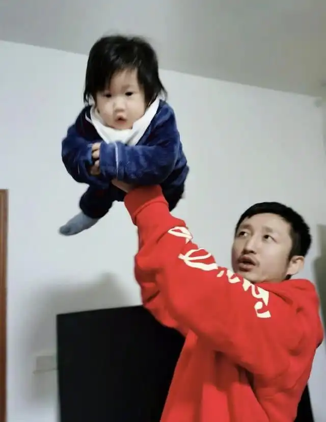 冉莹颖晒邹市明给三胎举高高,羲儿头发又长又浓密,当女孩儿养