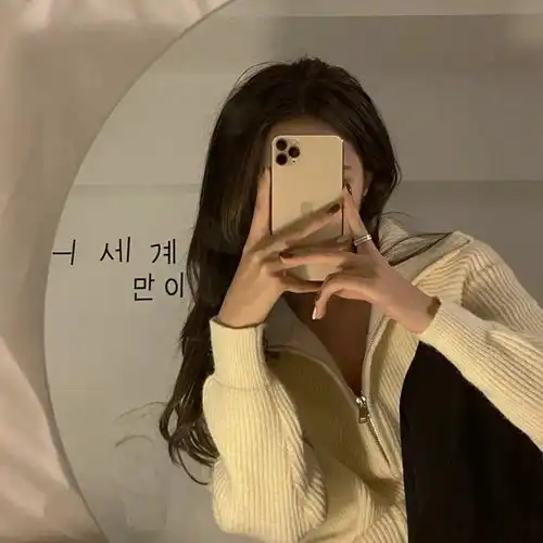女生头像耳机入耳的时刻也是逃离人群的时刻