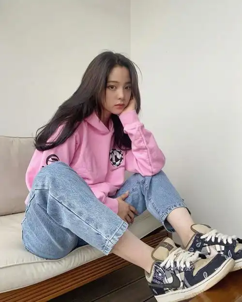欧阳娜娜最新私服,粉色卫衣搭牛仔裤运动鞋,甜美又可爱