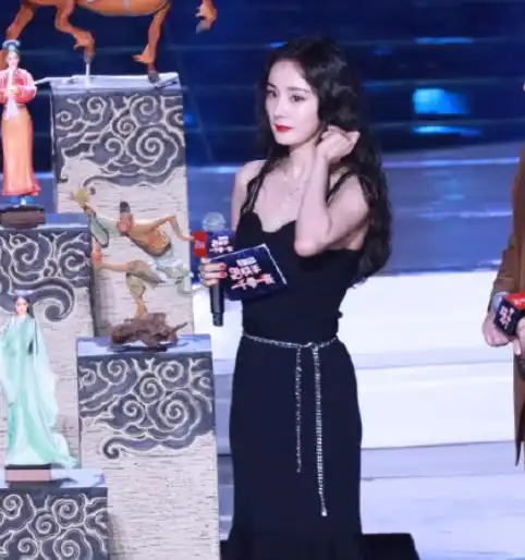 杨幂港风生图照曝光,黑色吊带裙搭卷发红唇绝了,身材超有料
