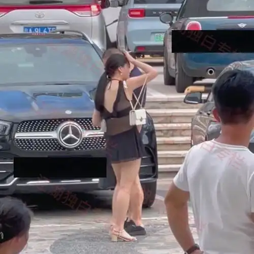 小伙在三亚游玩,路上遇到女子搭讪中年男子,动作暧昧让人不解