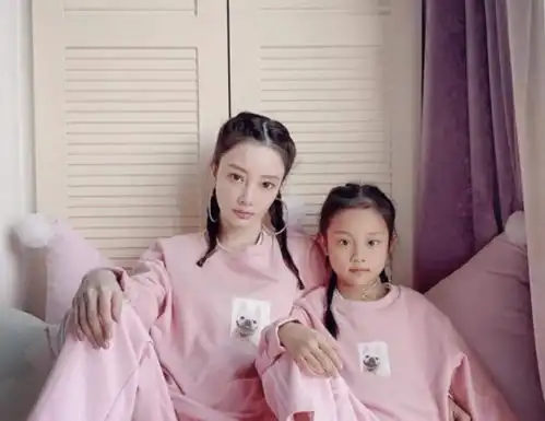 好妈妈人设崩塌李小璐晒8岁女儿照片被骂惨你怎么这样养孩子