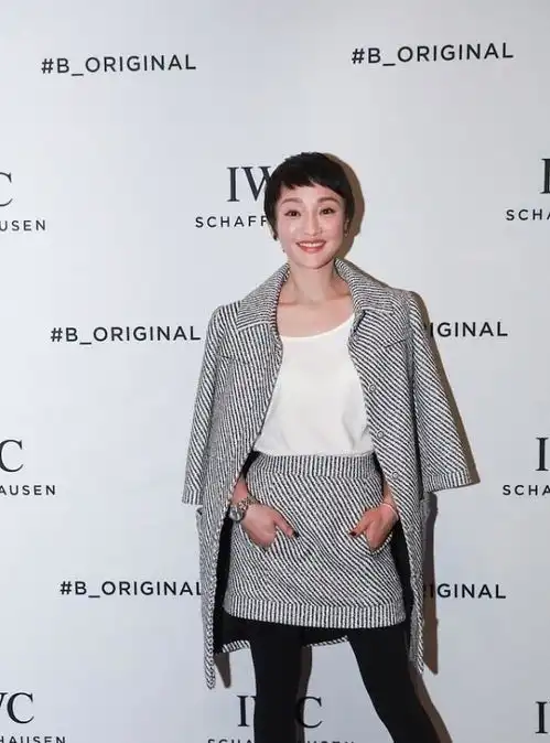 周迅剪一头短发好有个性,穿一身套装还挺有气场的,真是大女人