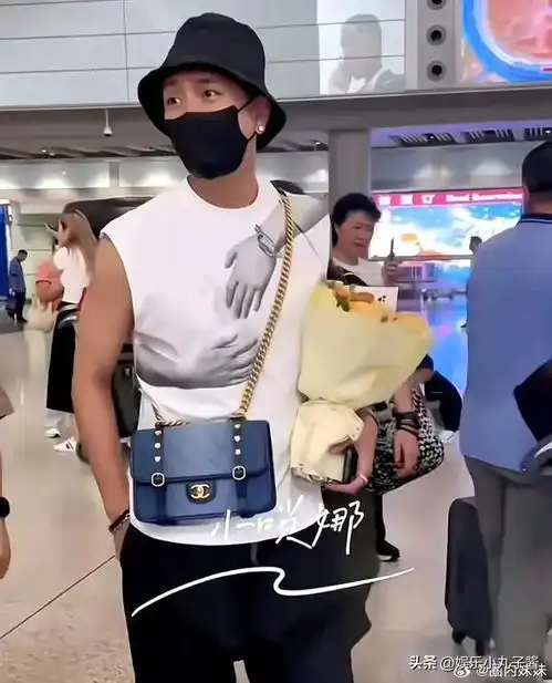 痞帅天花板黄宗泽这背的是女包吧,不过他背着也没有违和感