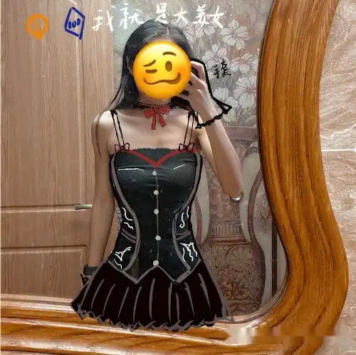 吃鸡美女玩家在现实里穿游戏里的衣服,给自己画了1张照片