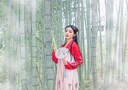 民间故事小伙捕狐为生,追白狐进入树林,救回一个美貌少女
