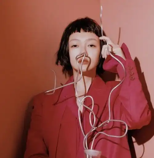 大s尝试短发齐刘海造型,自称一直都是怪力少女,封面大片超惊艳